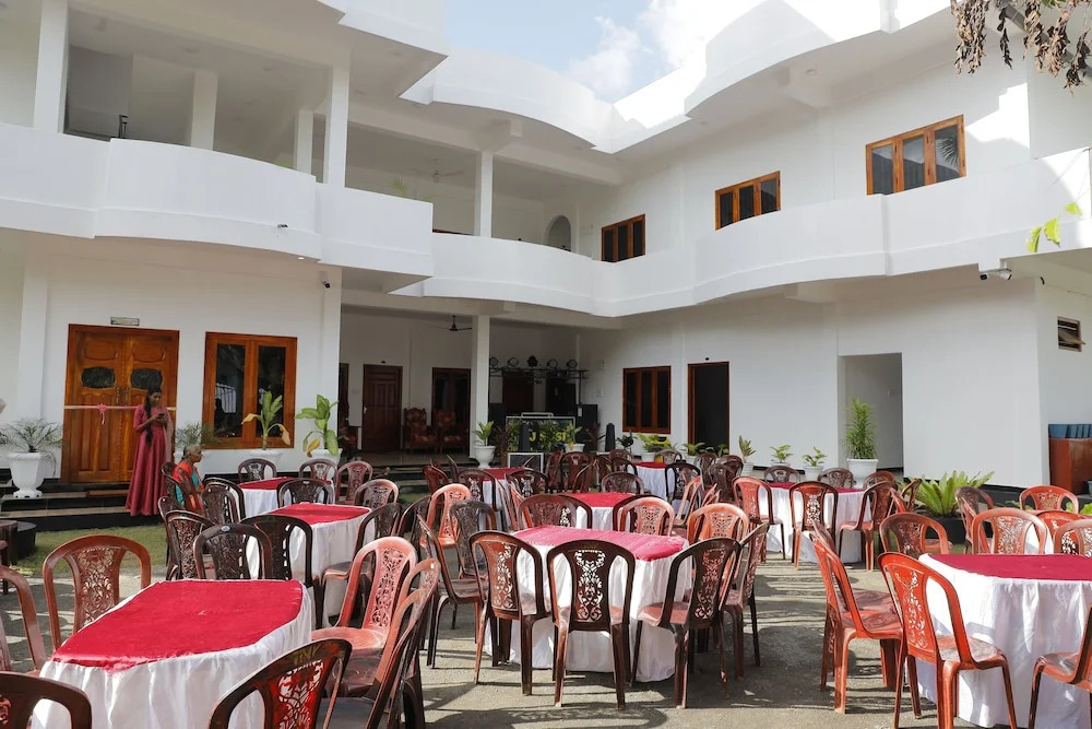 Amis Hotel & Restaurant