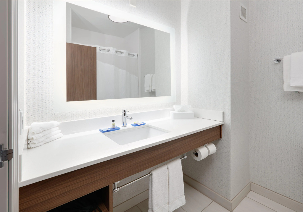 Holiday Inn Express & Suites Mitchell by IHG