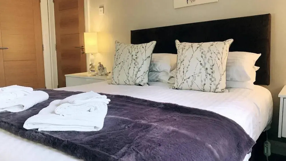 Overlooking Carlingford Lough Modern and Spacious!