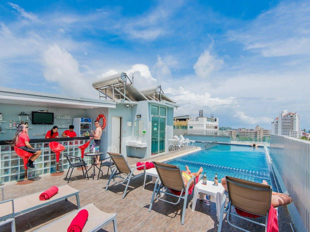 Hallo Patong Hotel - Rooftop Pool - Stunning Mountain Views & OTOP Market