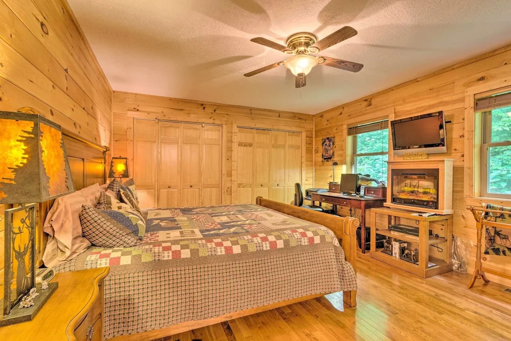 Mountain-view Maggie Valley Home w/ 2 Decks!