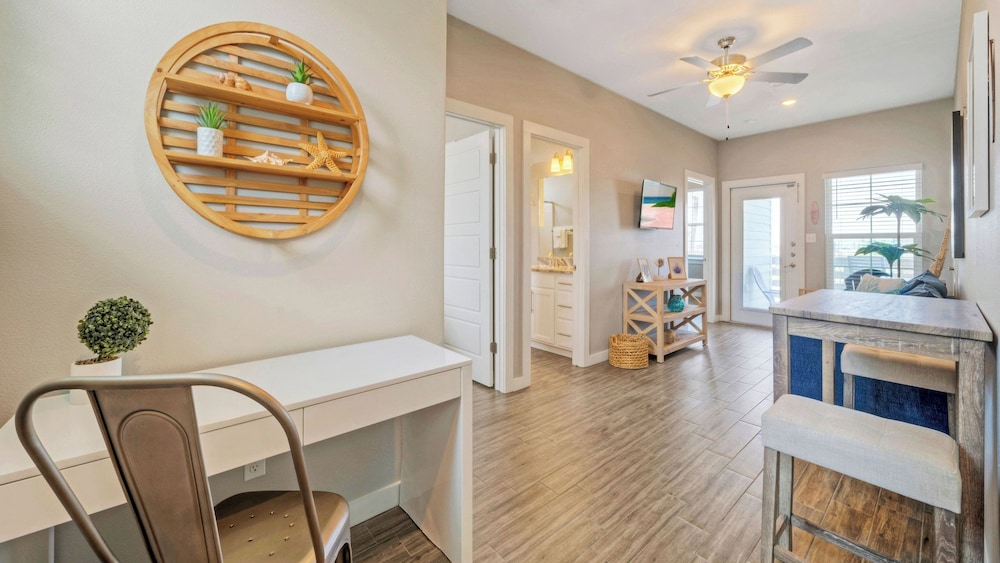 Sleeps 33! 4 Condos, Walk to the Beach, Resort-style Pool, Endless Summer Resort