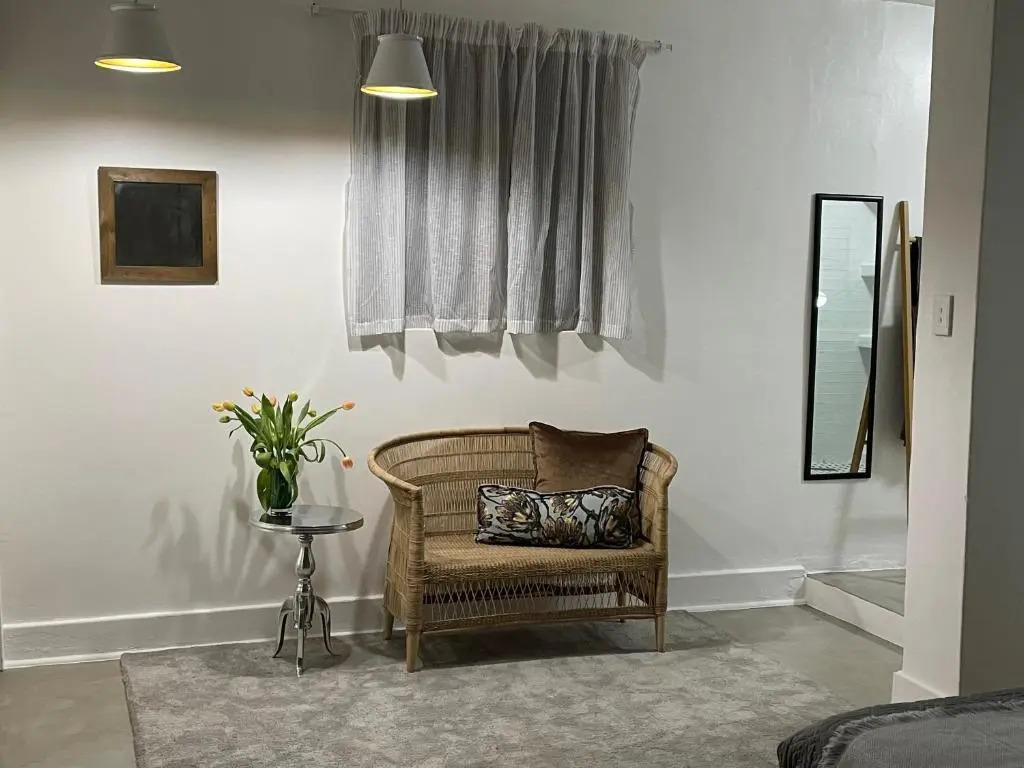 Spacious, light-filled BnB on 4th