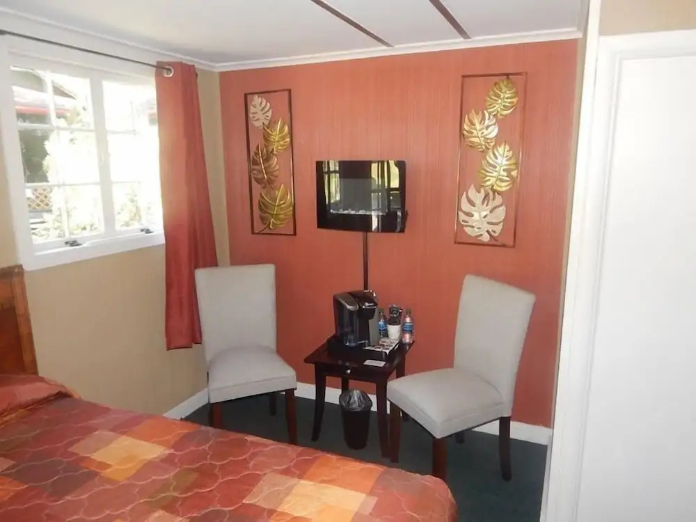 Cedar Village Motel