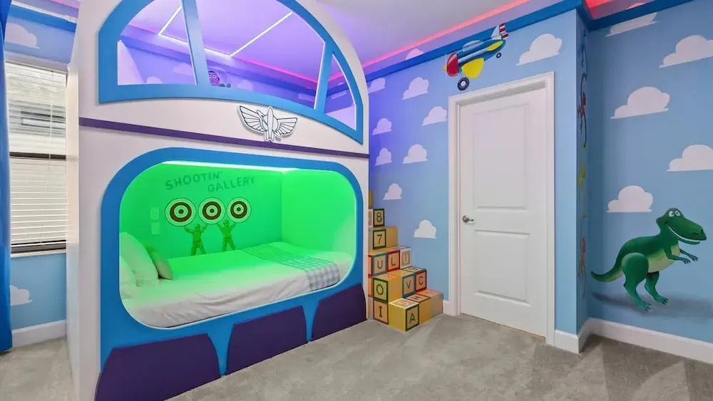 Lakeside Villa With Pool, Cinema & Games Room