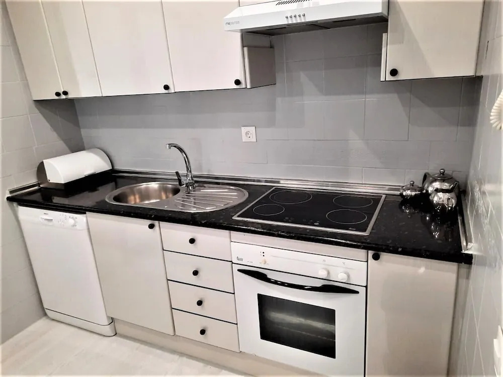 Beachfront Apt for a no Car Holiday Puerto Banus, Free Wifiparkingtvaircon