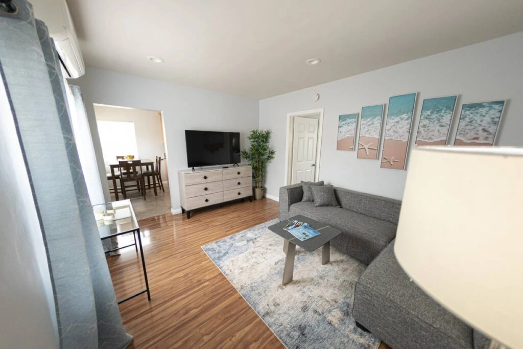 QUAINT 1-BEDROOM BUNGALOW HOME IN GLENDALE  (p5)