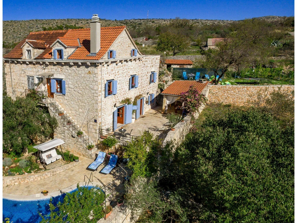 Heritage Villa Near Milna with Private Swimming Pool