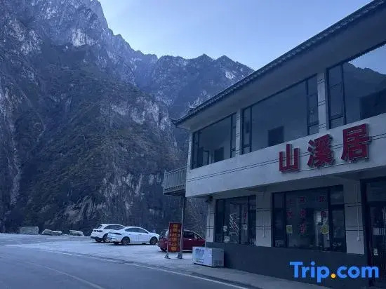 Mountain Stream Retreat Cliffside Homestay