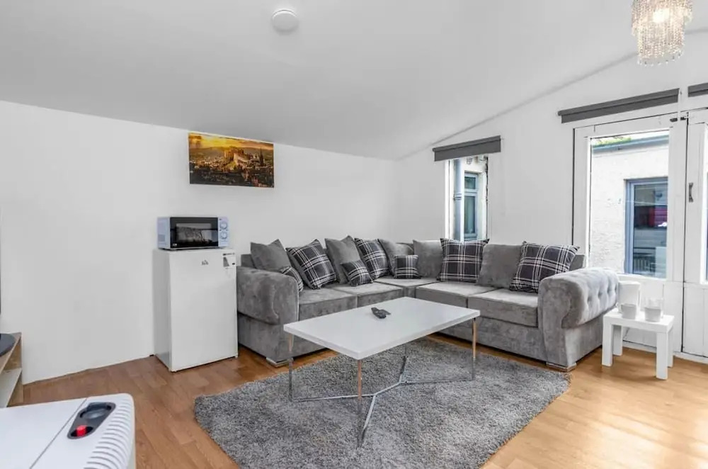 Private Near Royal Infirmary Hospital Airport Free Moet AND Parking Breakfast