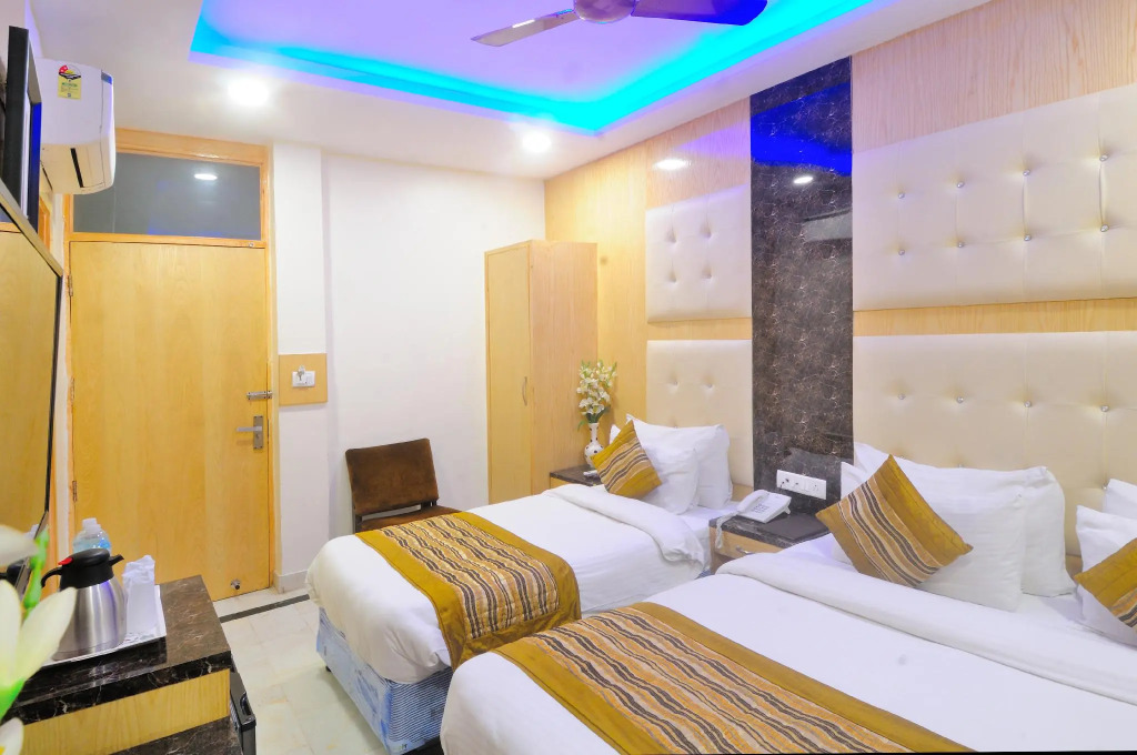 Hotel Karlo Kastle 5 min walk From New Delhi Railway Station