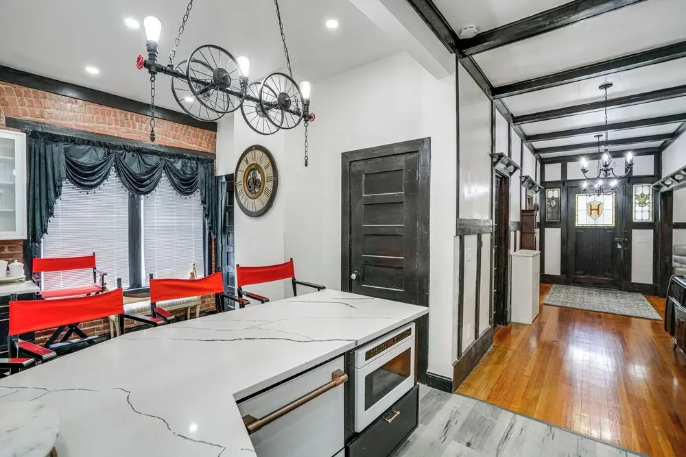 Walkable Schenectady Getaway: 2-unit Campus Hub