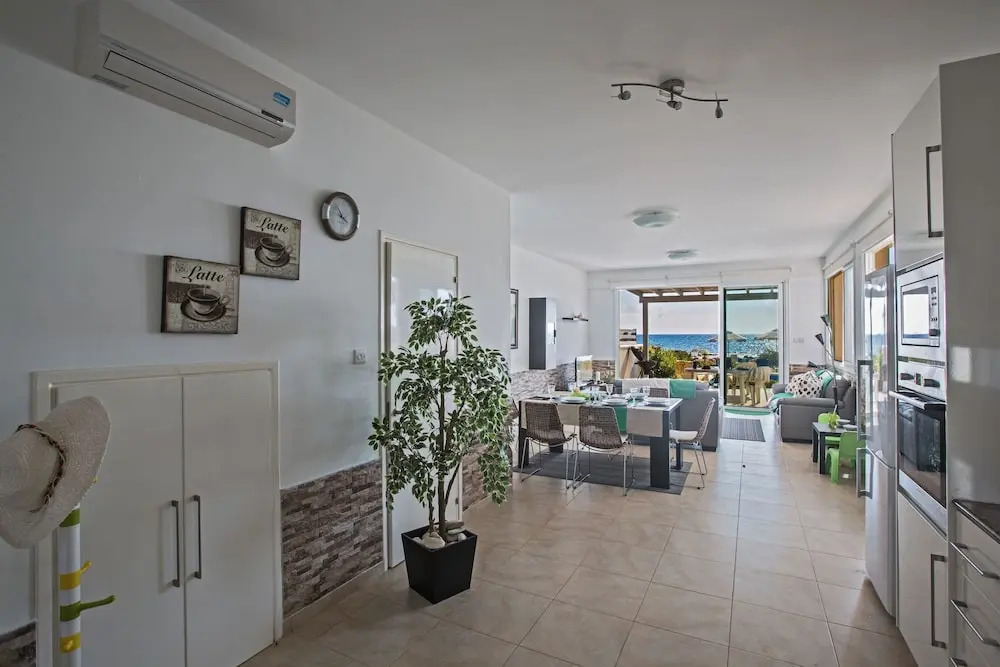 Celebrity Villa Oliver P 14
