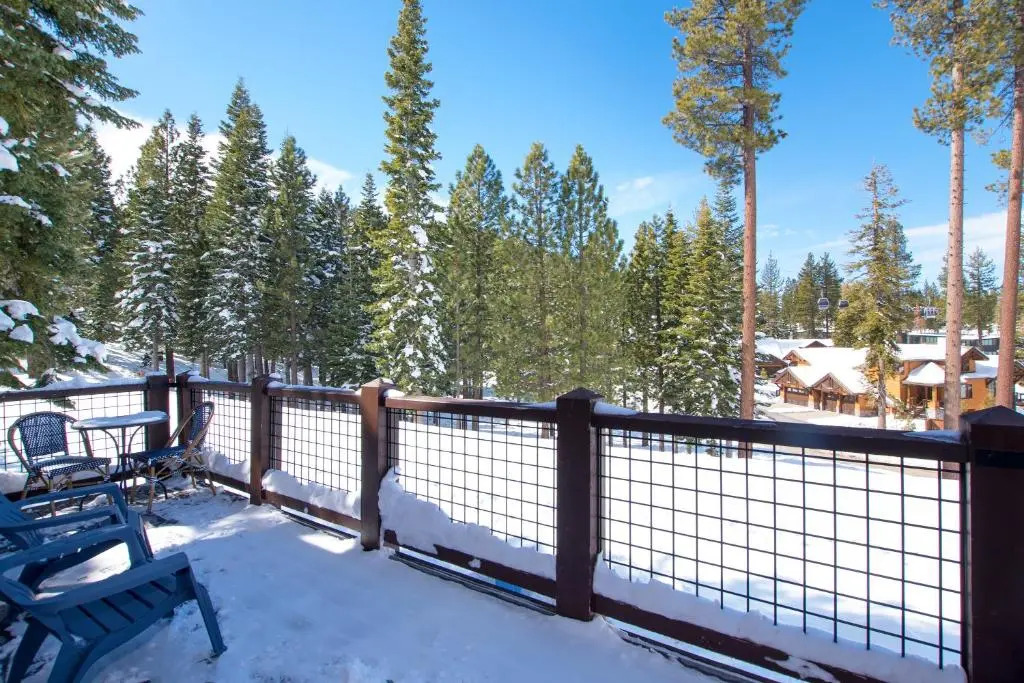 Luxury 4BD True Ski-In/Ski-Out Mid-Mountain Residence - Trailside Northstar