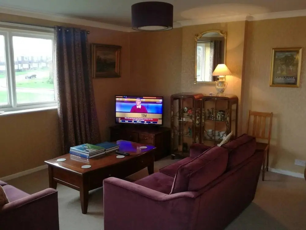 Flat - Sleeps 4 - Parking - Close to Airport