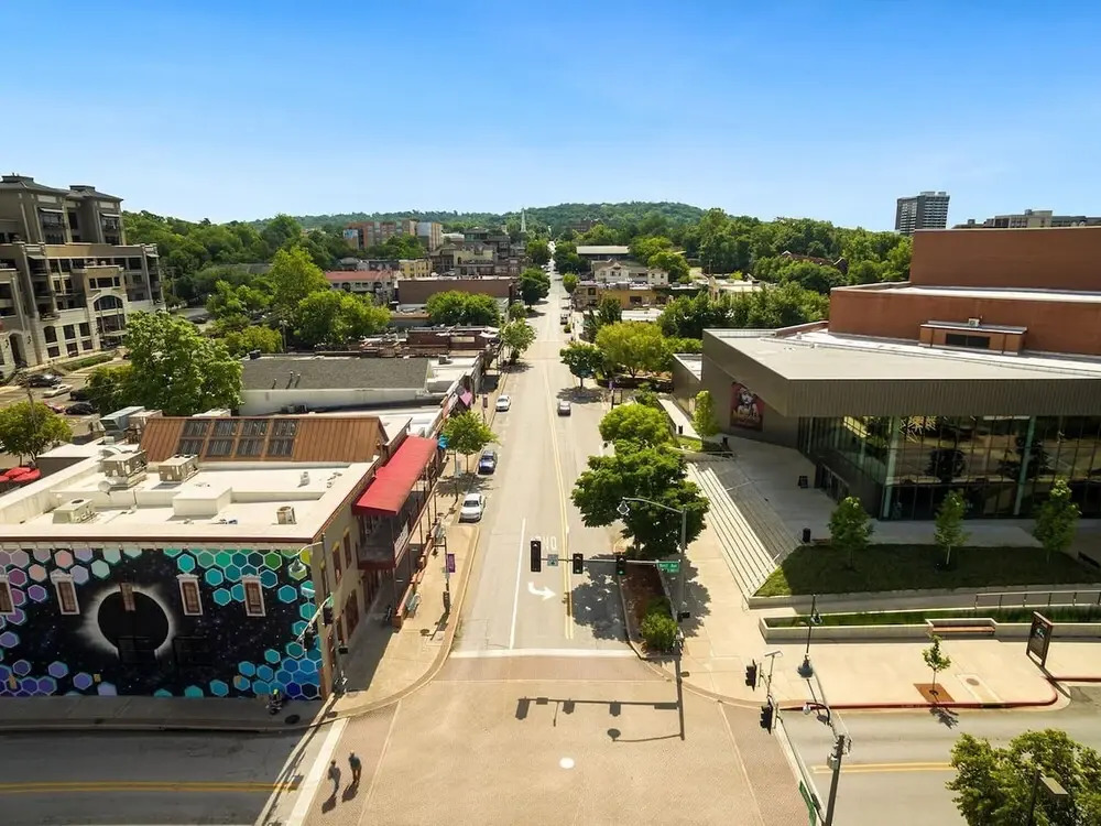 The East View - Overlooks Downtown - Steps to Dickson