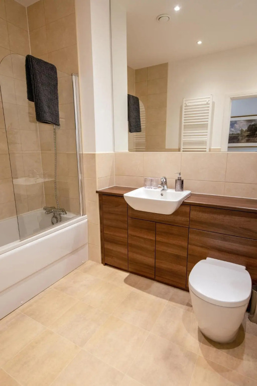 Hedgefield House - Serene Top Floor Flat
