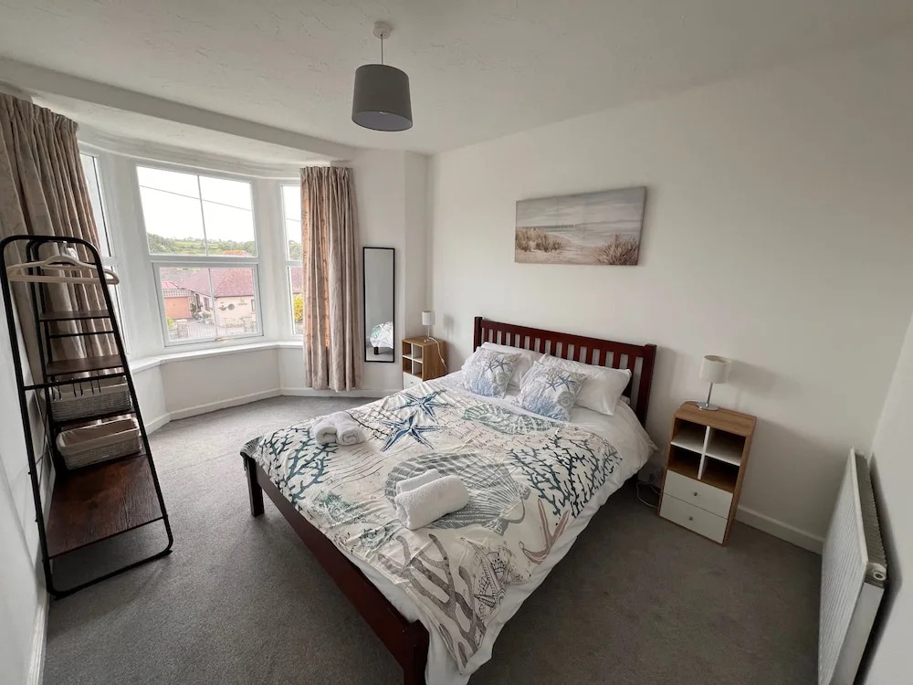 House Sleeps 6 With Garden and Parking