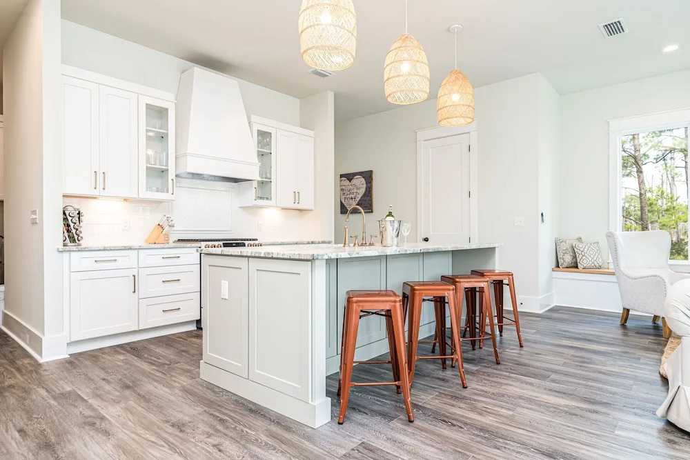 Lakeside Elegance Near Beach Access