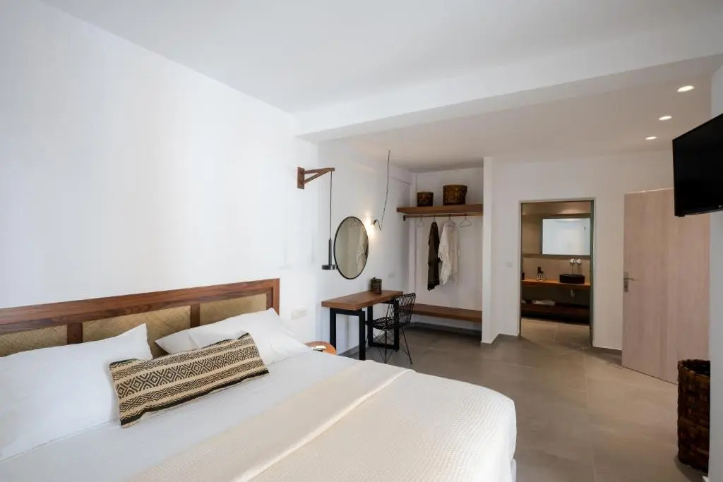 Thira Gold Suites