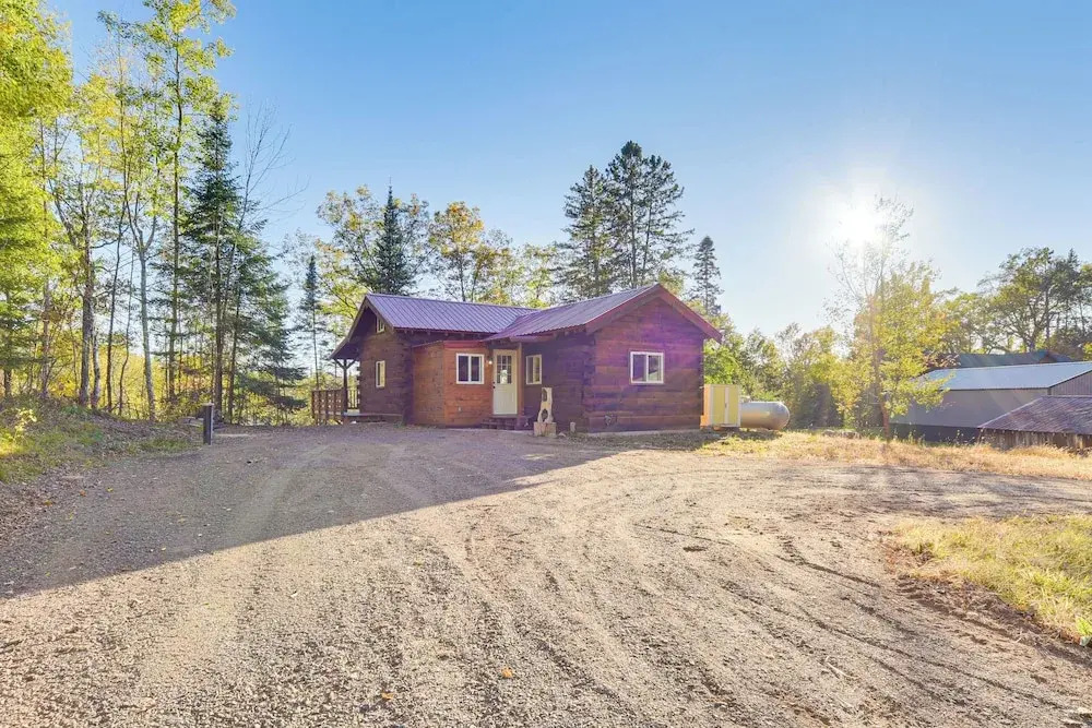 Northwoods Nature Escape! Lakefront Hayward Cabin