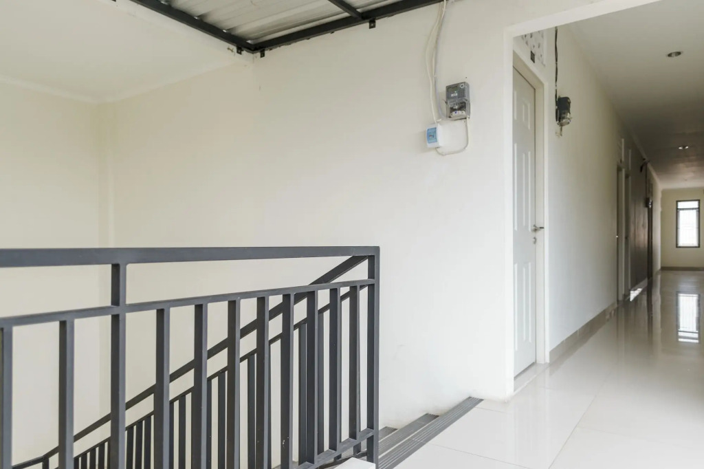 RedDoorz Plus near UPN Veteran Jakarta