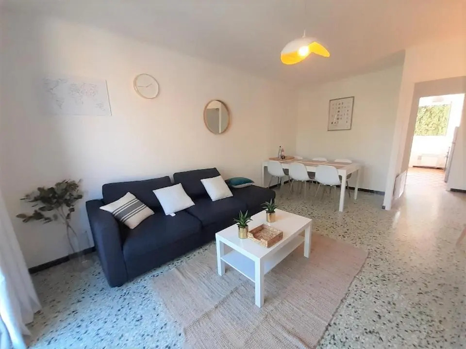 BEAUX APPARTEMENTS 65m2 AVEC ESPACES EXTERIEURS PARKINGS PROCHE PLAGE