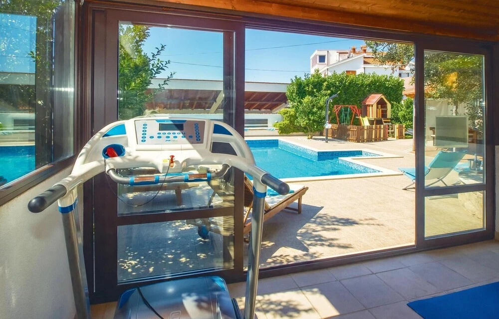 Cozy Home In Okrug Gornji With Sauna