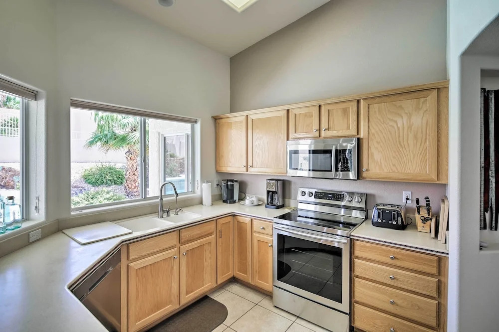 Elegant Lake Havasu Getaway w/ Pool - 3 Mi to Lake