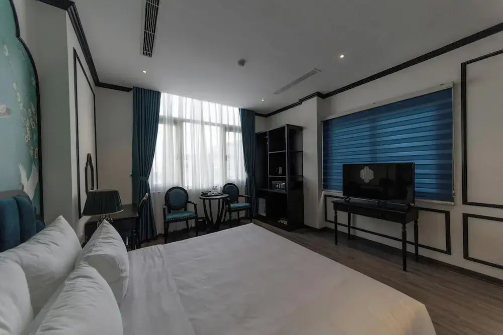 Azen Lakeside Hotel & Travel