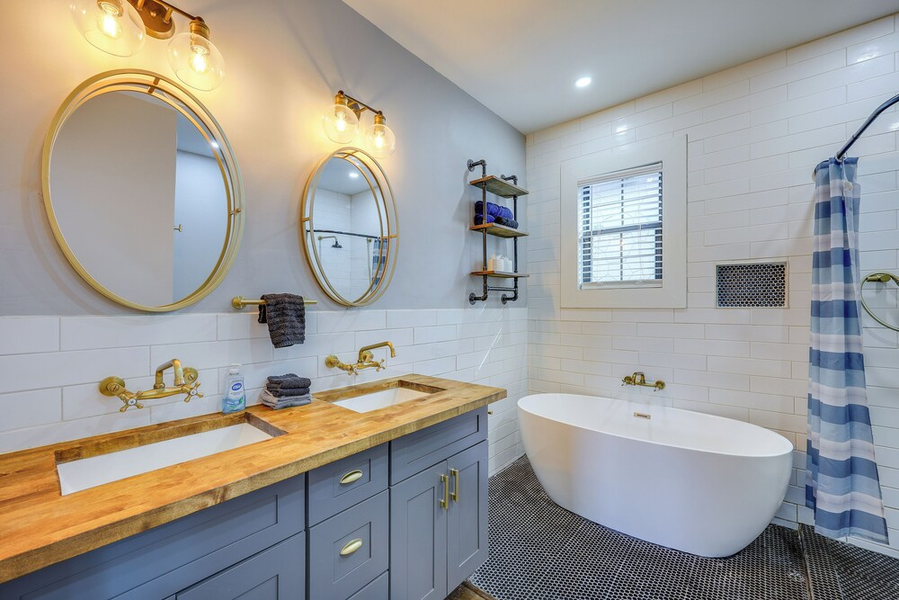 ~ 2 Mi to Dtwn San Antonio: Comfy Home w/ Yard!