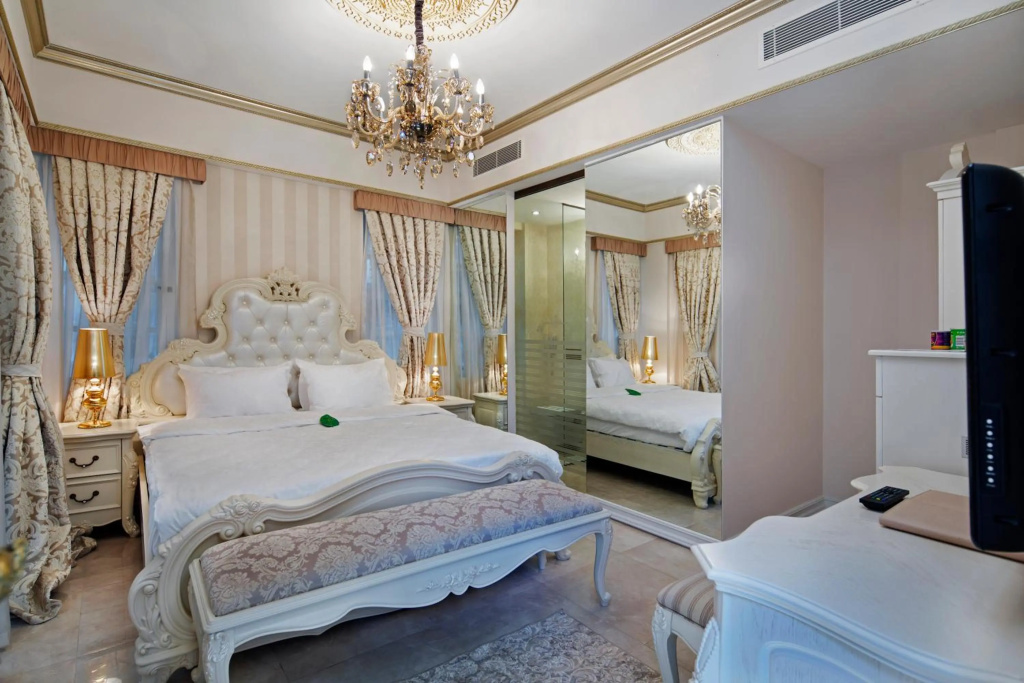 Elegance East Hotel
