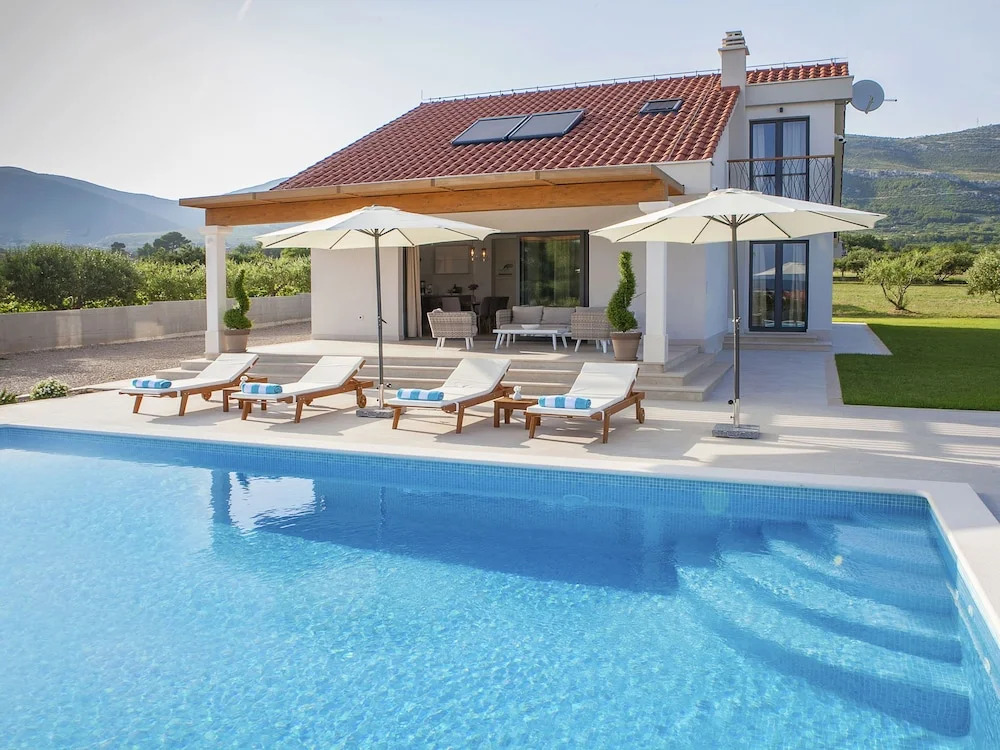 Modern Villa in Kaštel Novi With Private Pool