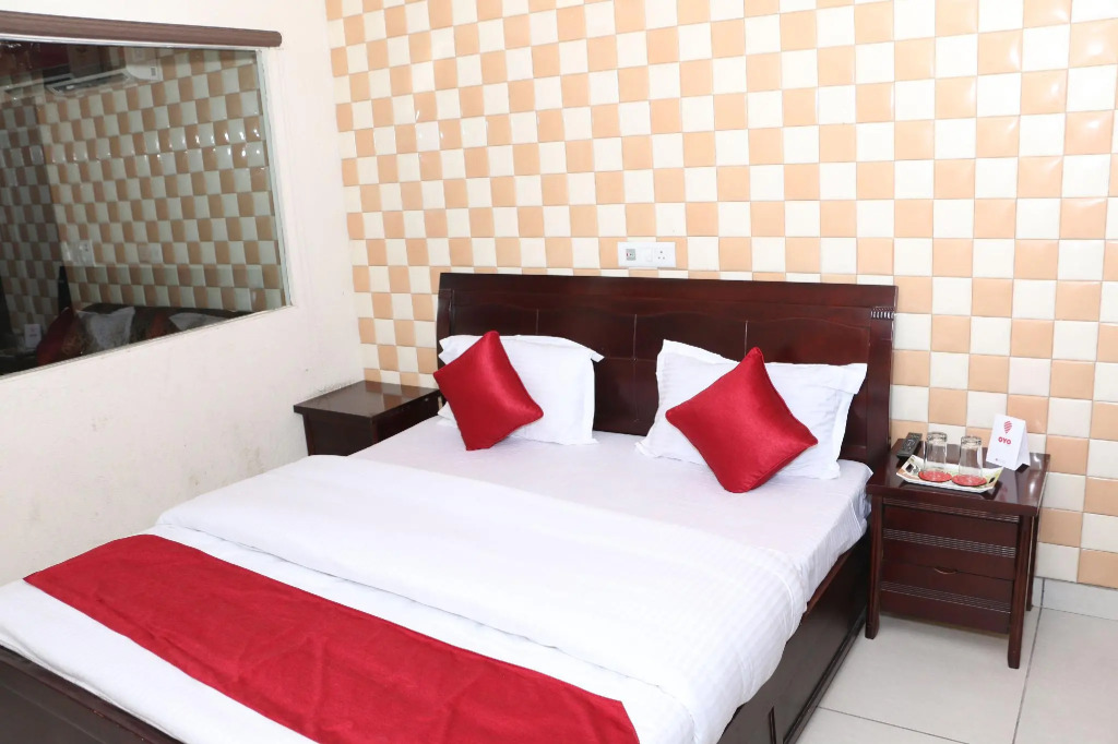 Townhouse by OYO Haibowal Chowk Near DMC