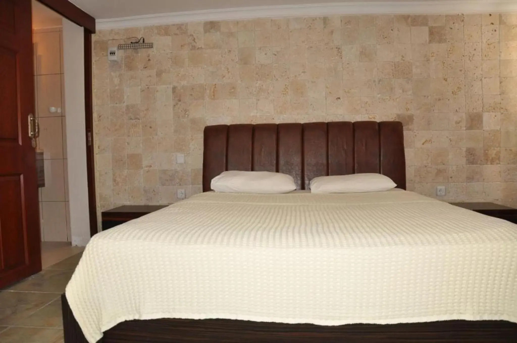 Safari Suit Hotel , Side