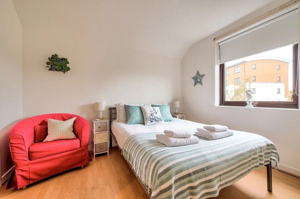 Large Two Bedroom Flat 10 min Bus Ride to Centre