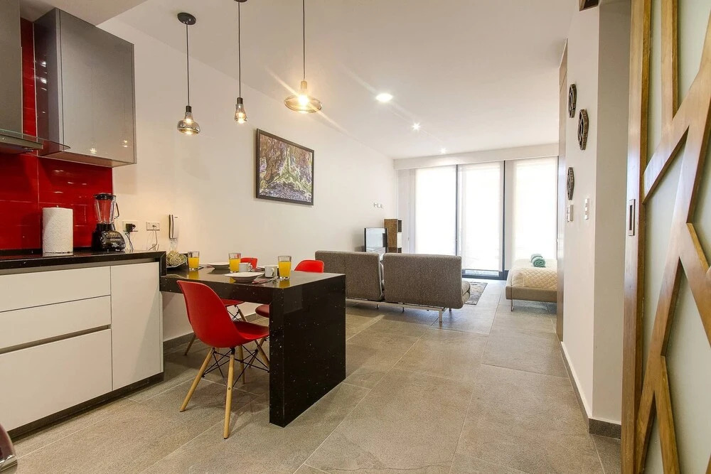 Bright Studio on 5th Avenue with a Rooftop Pool which has Ocean View!