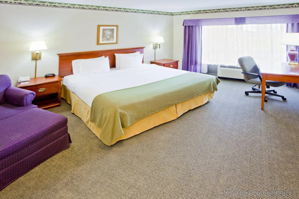 Round Hill Inn