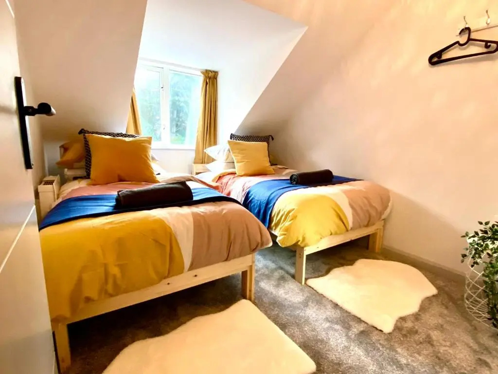 Beautiful Stylish 2 Bedroom Apartment! - 5 Minute Walk to the Best Beach! - Great Location - Parking - Netflix - Fast WiFi - Smart TV - Newly decorated - sleeps up to 6! Close to Bournemouth & Poole Town Centre & Sandbanks