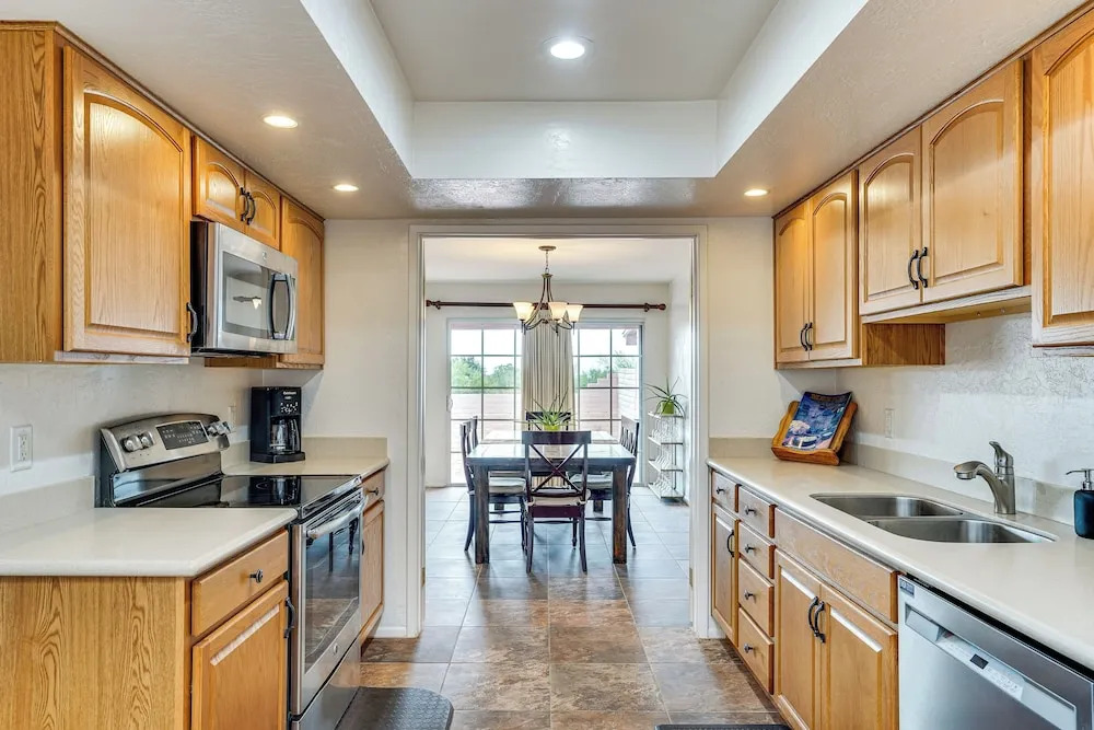 Mtn-view Townhome w/ Pools: 5 Mi to Sabino Canyon!