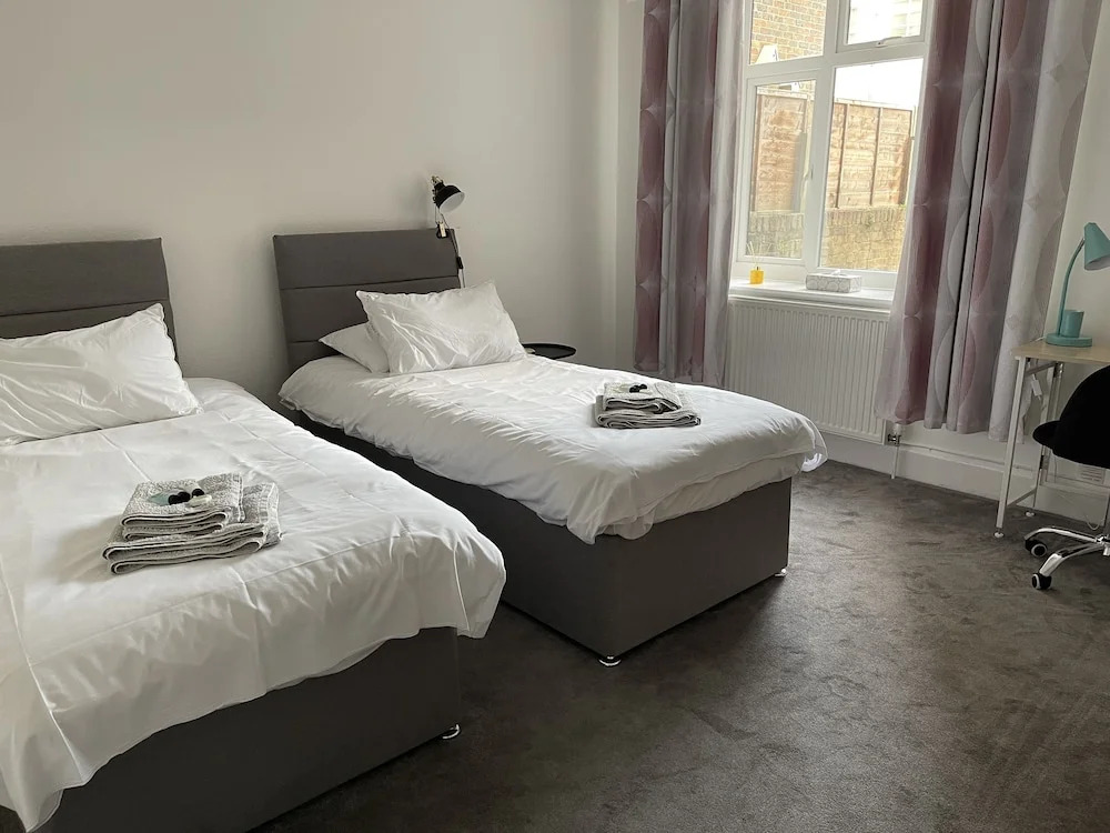 2-bed, Sleeps 4, Free Parking, Pets Allowed