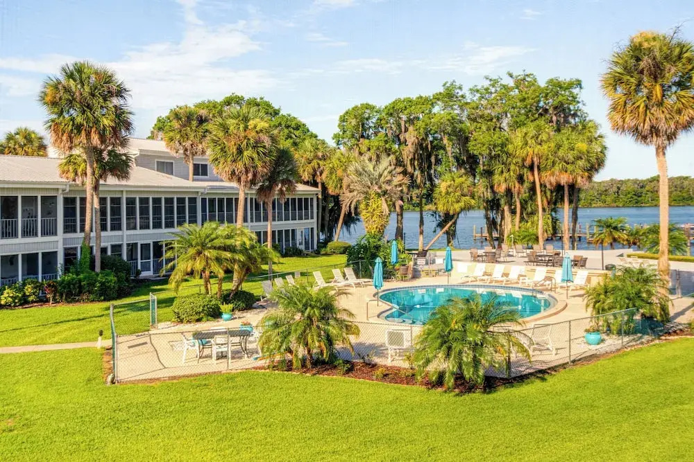 Quaint Welaka Getaway: Steps to St Johns River!
