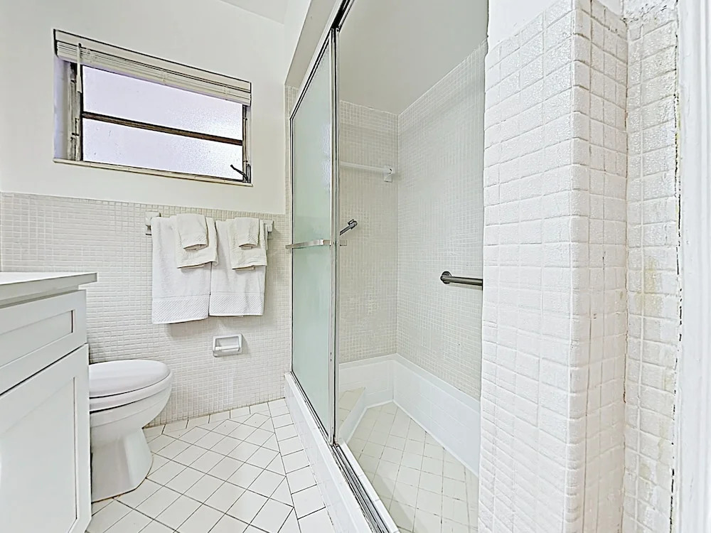 New Listing! Updated Beach W/ Sparkling Pool 1 Bedroom Condo