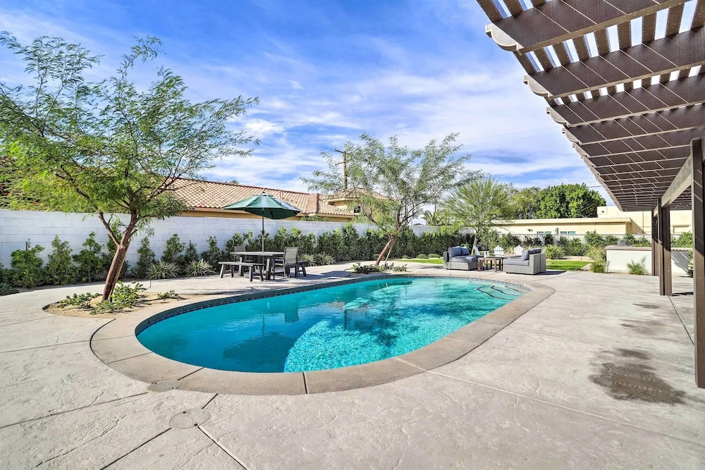 < 1 Mi to El Paseo: Cottage Oasis w/ Fire Pit