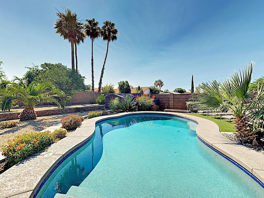 747 Phoenix - 4 Br Home