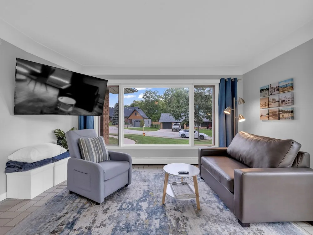 Seacliff Beach Suites - Coastal room, awesome strolling, all amenities, right in town