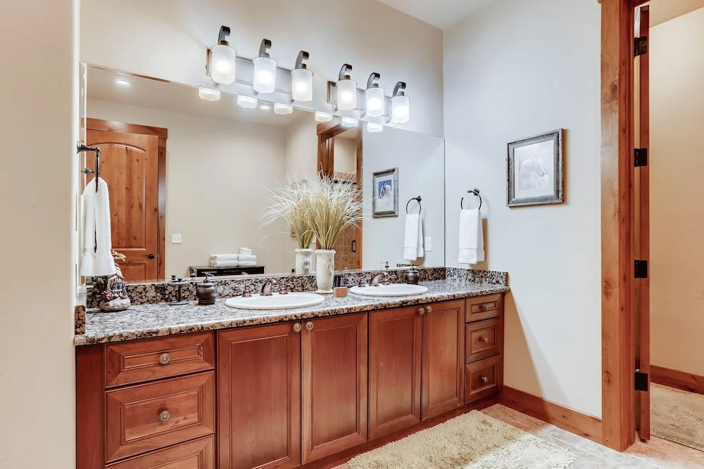 Secluded 6br W/ Hot Tub, Fire Pit & Chef's Kitchen 6 Bedroom Home