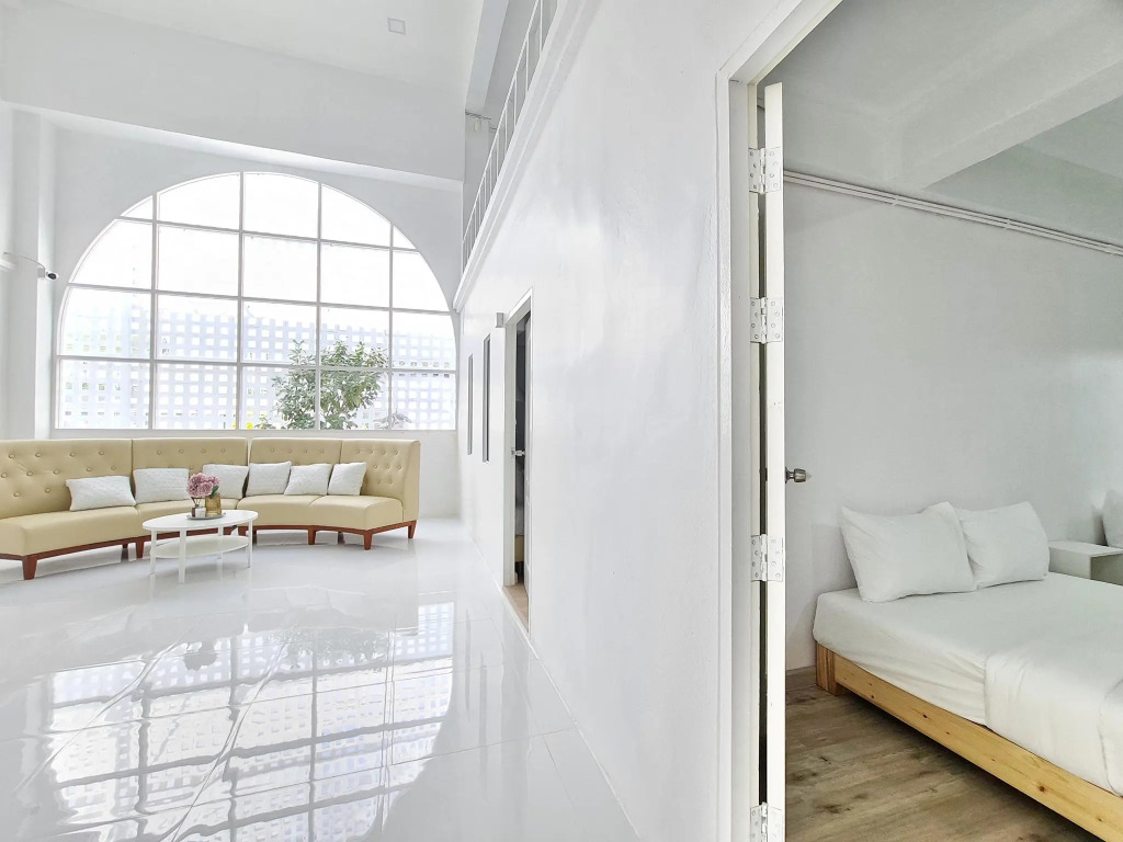 De'white Hotel