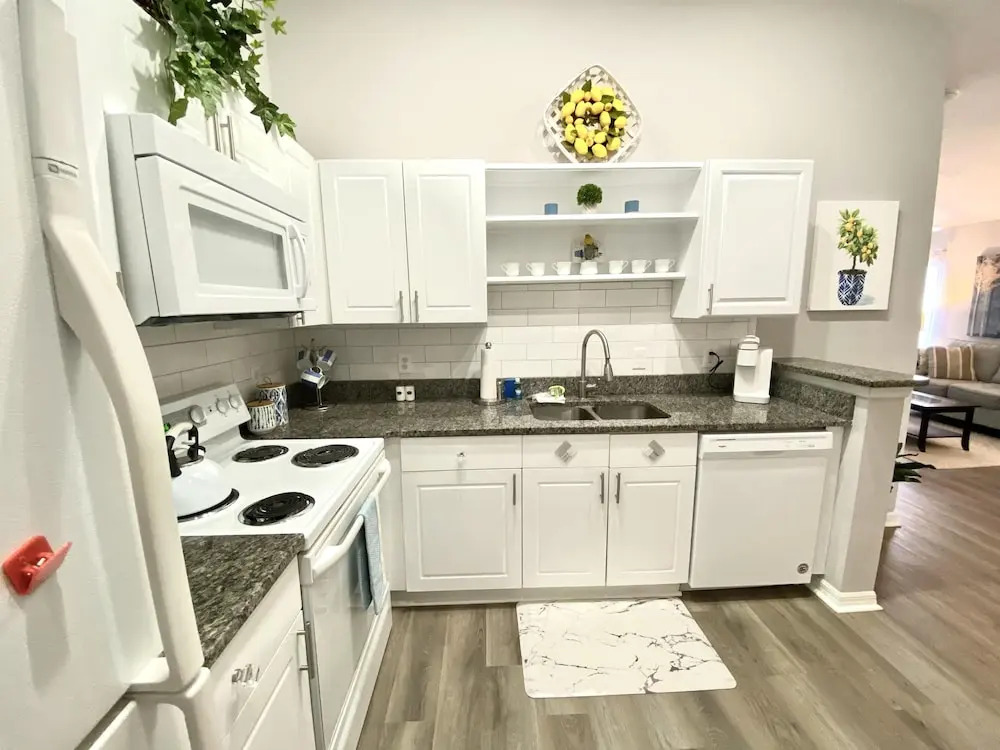 Grand Palm Community, Picnic Benches, Tennis Court and Much More!!
