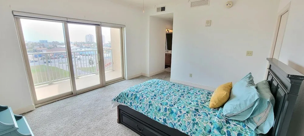Laguna Bay 3 Bedroom Condo by Redawning